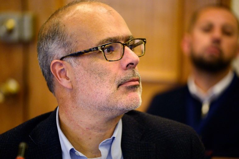 Ex ministro Valdés llamó a reevaluar bonos y subsidios de cesantía: 