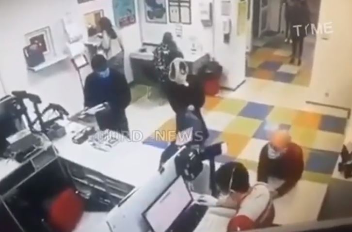 Le negaron la atención por no tener mascarilla: Se sacó el calzón y se lo puso en la cara