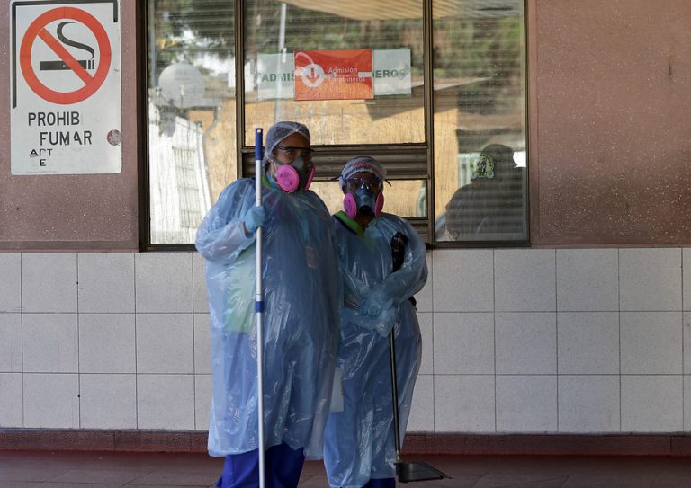 Desde auxiliares de aseo hasta parvularias: Hospitales ofrecen variados trabajos durante la crisis
