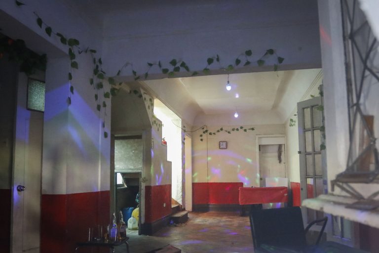 Había sido dejado en libertad: Gobierno revocó permanencia definitiva a peruano que organizó fiesta clandestina