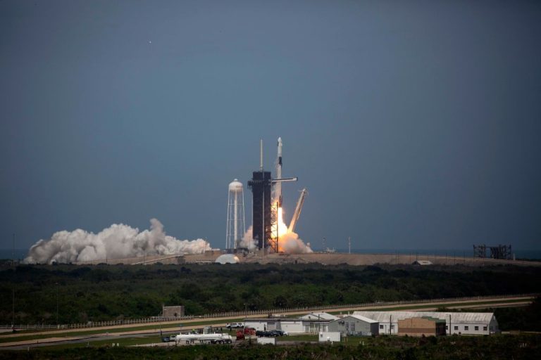 Exitoso lanzamiento de la histórica misión tripulada de SpaceX y la NASA