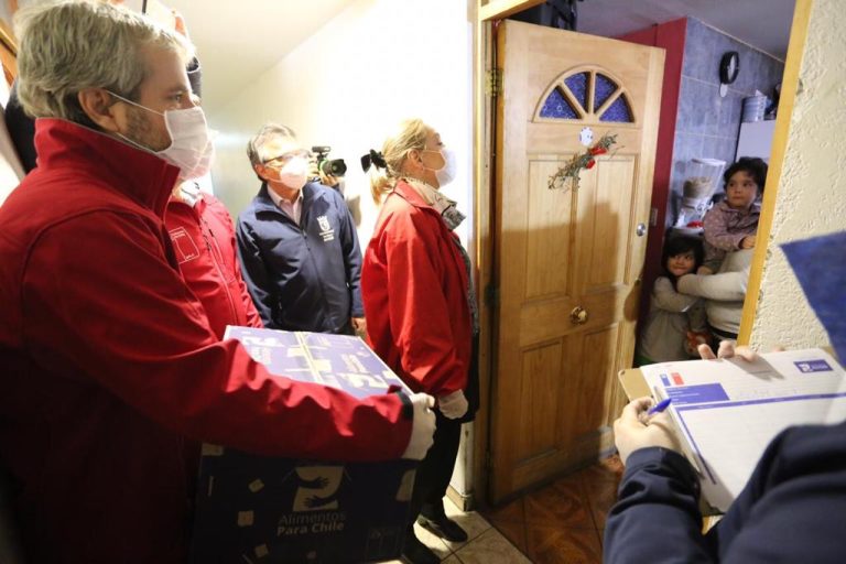 Ministros, subsecretarios y Cecilia Morel se desplegaron por la RM para entregar cajas con alimentos