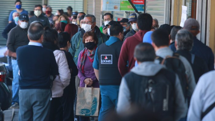 Largas filas en servicios de San Miguel previo a iniciar cuarentena total por primera vez