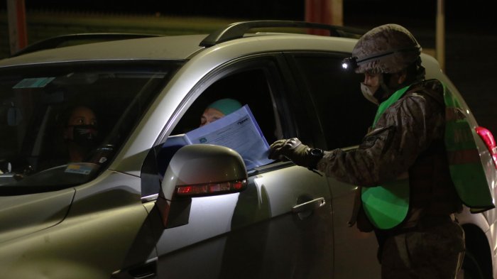 Noches de detenciones, robos y ataques a la prensa en plena cuarentena de 25 comunas
