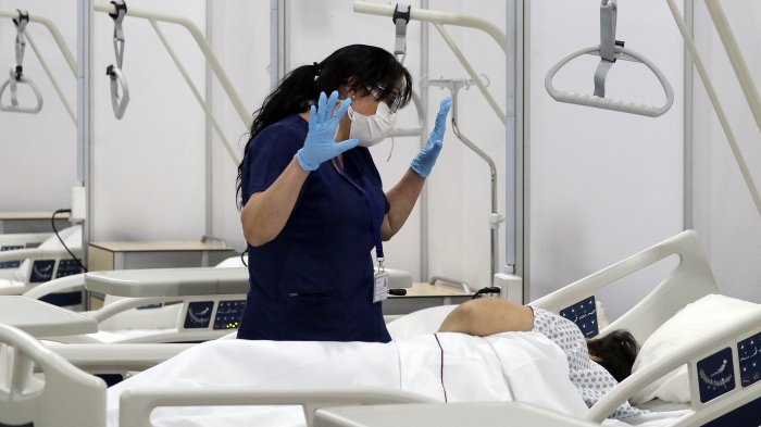 ¿Cómo salvar vidas sin colapsar sistema hospitalario? Doctores debatieron tras alarmantes cifras del Minsal