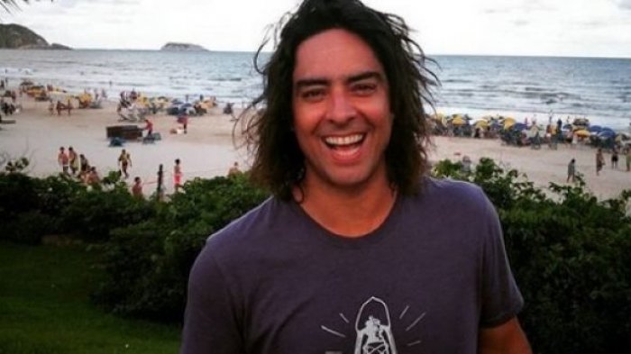 ¡Digno de alfombra roja! Cristián Riquelme sorprendió en Casa Estudio por inesperado y atractivo atuendo desde su hogar en cuarentena