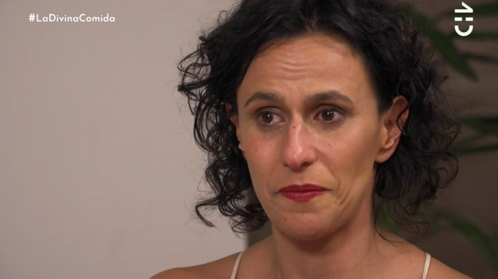 No aguantó el llanto: Teresa Hales se quebró con regalo que le recordó a su padre