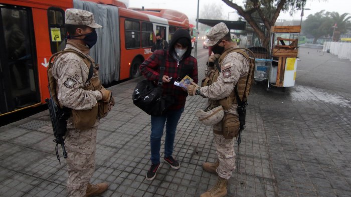 Exhaustiva fiscalización en Plaza de Maipú: 14 detenidos por no portar permisos en cuarentena