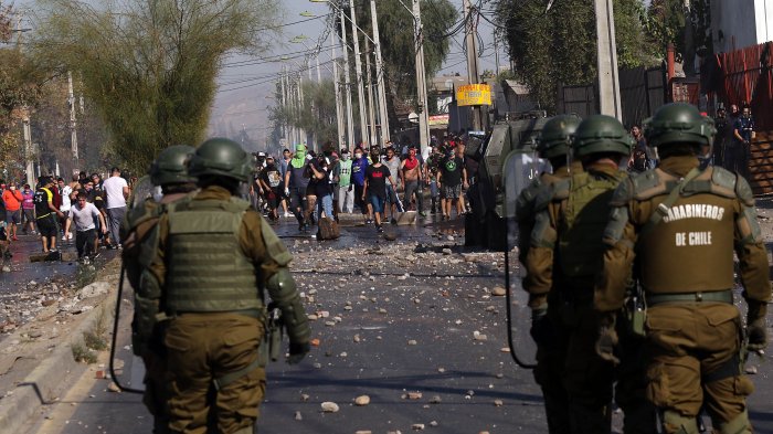 Protesta por cesantía y falta de alimentos en El Bosque terminó con disturbios durante toque de queda