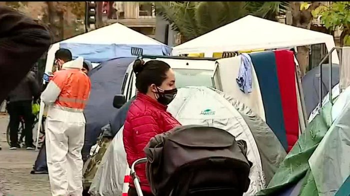 Desesperación absoluta: Venezolanos acampan afuera de la embajada para regresar a su país