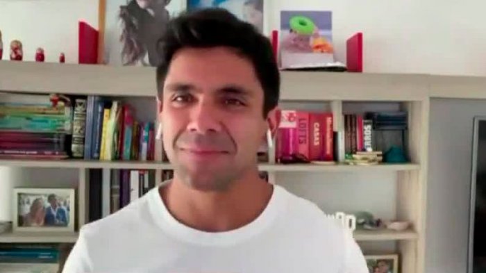 ¿Libro de cabecera? Juan Pablo Queraltó nos mostró cuál es el libro más preciado de su biblioteca