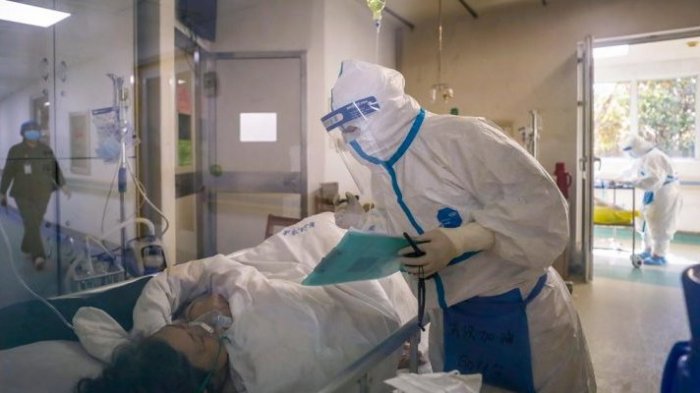 ¡Recintos privados fueron advertidos! Gobierno podría intervenir clínicas si no aumentan camas críticas