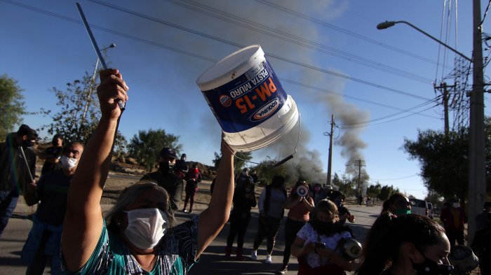 Protestas en Puente Alto: Vecinos de Bajos de Mena denunciaron que aún no reciben ayuda necesaria por crisis sanitaria