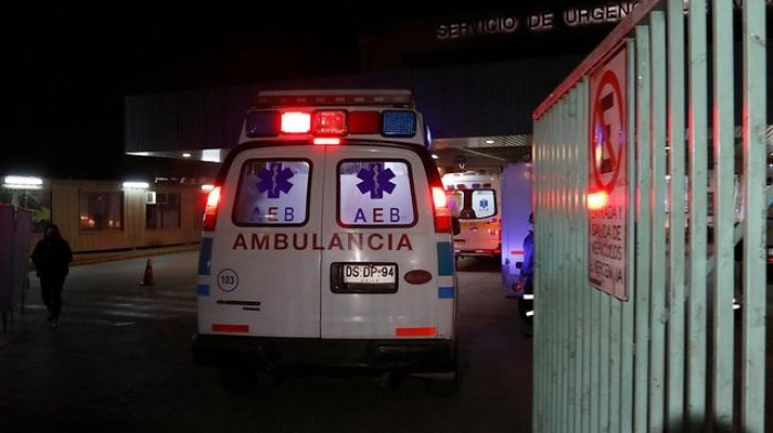 Situación crítica en Hospital San José por falta de camas UCI: Ambulancias han esperado más de 20 horas por atención