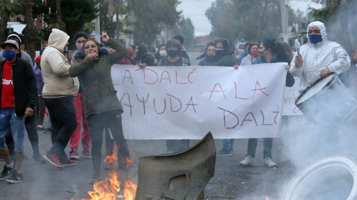 Incidentes en La Pintana: Vecinos reclaman que no han llegado cajas de ayuda del Gobierno
