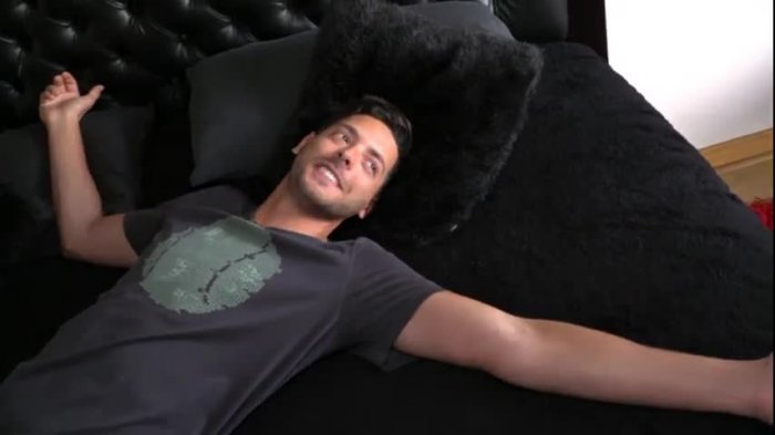 Departamento de soltero pero con espacio para su mamá: Así es la casa de Stefano Massú en Santiago