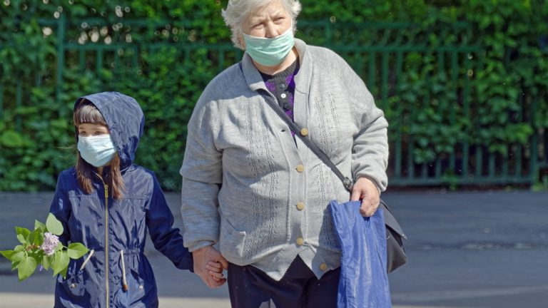 Normativa flexible: Permiten que niños menores de 10 años abracen a sus abuelos en Suiza