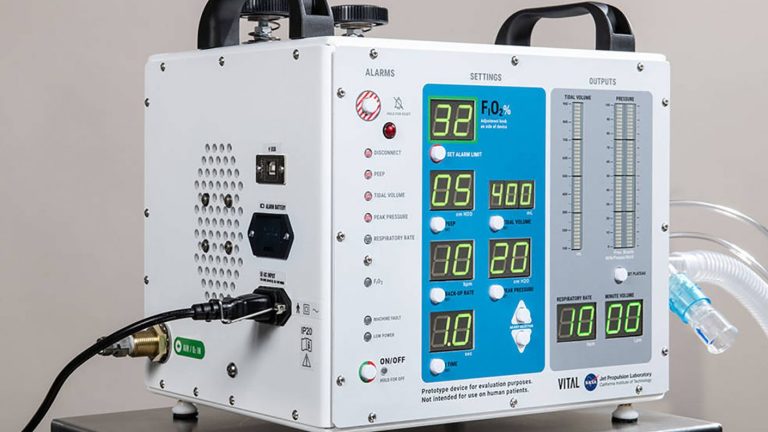 Llegaron a Chile 117 ventiladores donados por la CPC y Juan Sutil afirma que traerlos fue “bastante complejo”