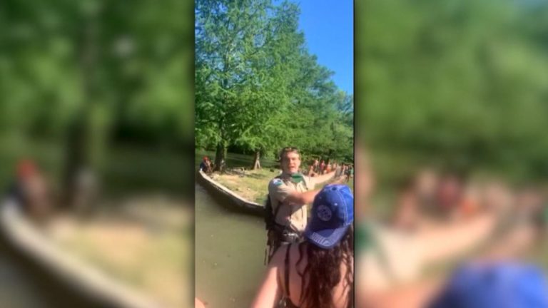 El registro del momento en que hombre agrede a guardaparque por pedirle que mantenga distancia física