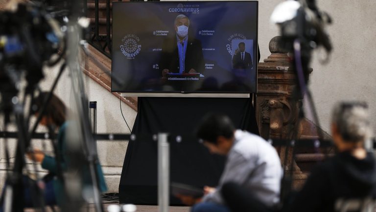 Activan protocolo en La Moneda por caso confirmado de COVID-19 en un equipo de prensa