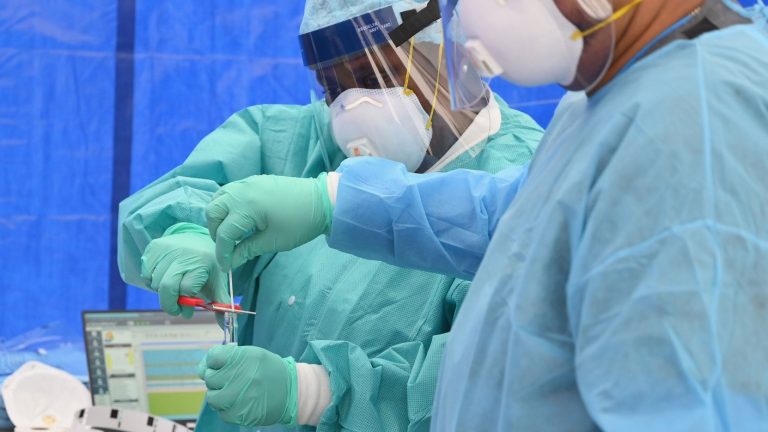 Más de 43 mil contagios por COVID-19 y subsecretario de Redes Asistenciales coordina traslado de pacientes COVID-19