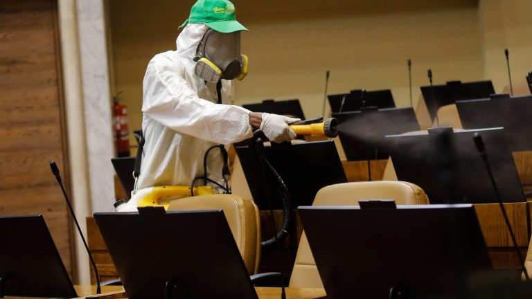 Cuatro ministros iniciaron cuarentena preventiva y se registran protestas en comunas de Santiago