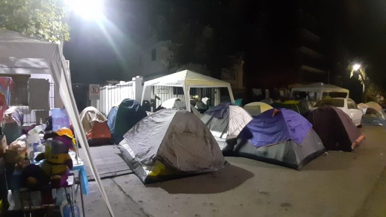 Más de 350 venezolanos continúan pernoctando afuera de la embajada: Hay cerca de 50 niños