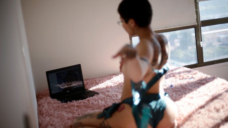 Trabajadoras sexuales en crisis: Así buscan sustento frente a la pandemia en Chile