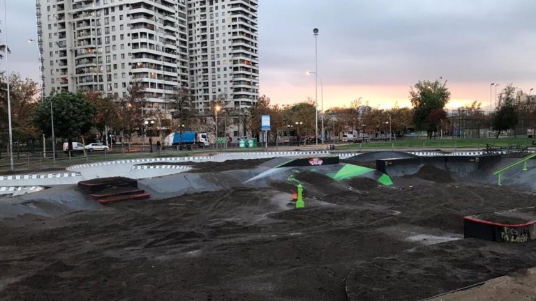 Municipalidad de Santiago utilizó 5 toneladas de tierra para cerrar el skatepark del Parque de los Reyes