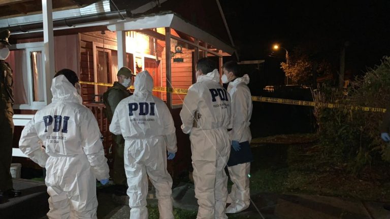 Encuentran dos cadáveres en el baño de una casa en Lago Ranco: Niño de 7 años habría avisado a vecina del hecho