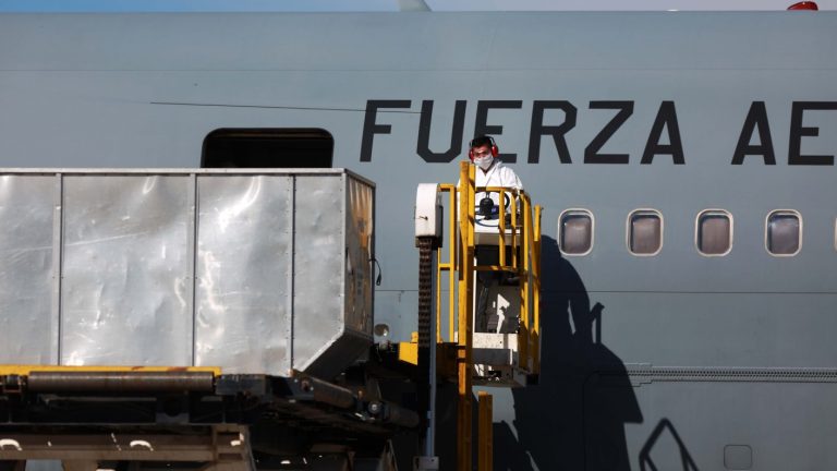 Llegan a Chile más de 15 toneladas de insumos de protección médica y 11 nuevos ventiladores mecánicos