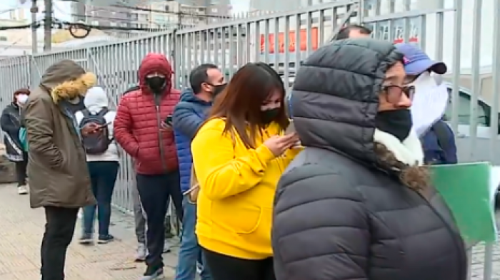 Peligrosa aglomeración en sucursal de Chile Atiende: Usuarios de oficina de San Miguel justifican que no se permite hacer los trámites via web