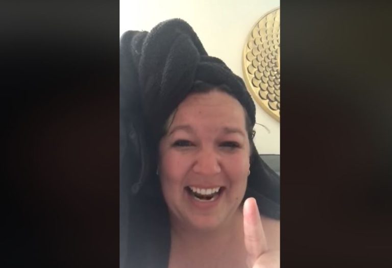 Se paseó desnuda mientras su hija de 7 años estaba en clases online: Se lo tomó con humor y ahora es viral