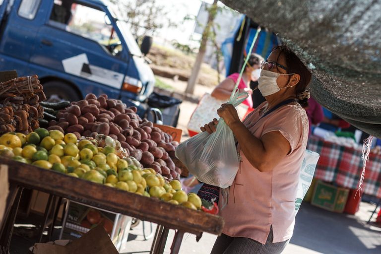 Advierten aumento de comercio ilegal en ferias libres: Podría llegar a 800 mil personas