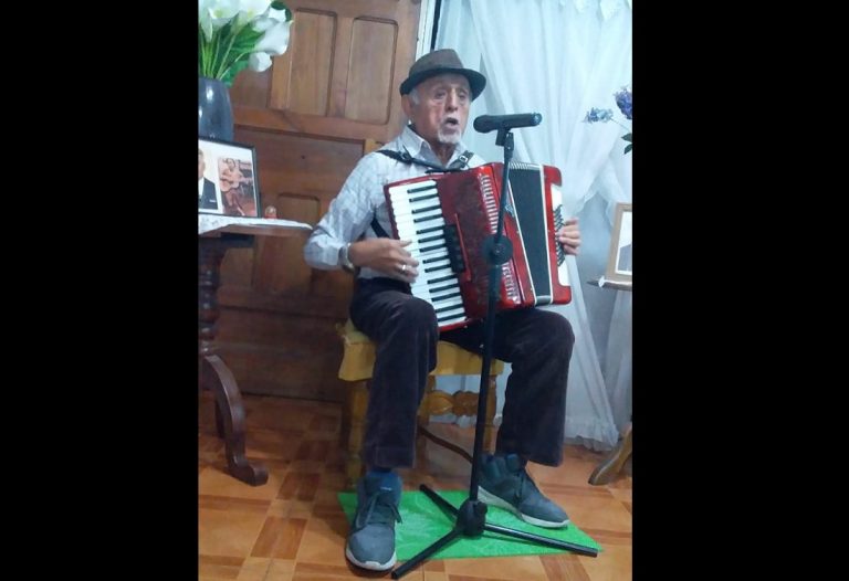 Abuelo chileno de 79 es furor en Internet: Canta, toca el acordeón y transmite por Facebook Live