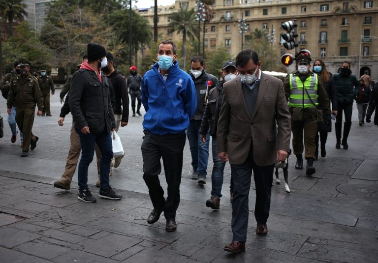 Detienen a hombre con COVID-19 en cercanías de Plaza de Armas: Habría salido a renovar licencia médica