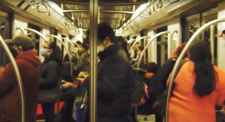 Preocupante alto flujo de gente en el Metro: No se respeta distancia física y falta fiscalización