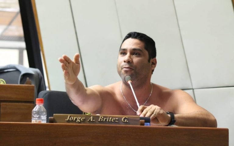 Diputado paraguayo rompió su camisa en plena sesión exigiendo reactivar el comercio