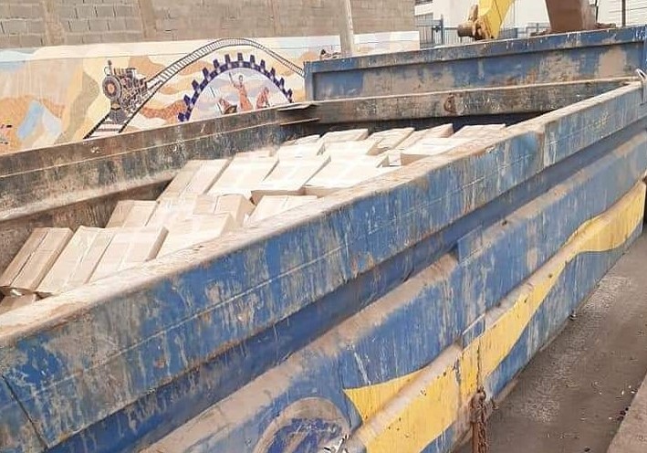 Indignación en Alto Hospicio por traslado de cajas con alimentos en contenedores de basura