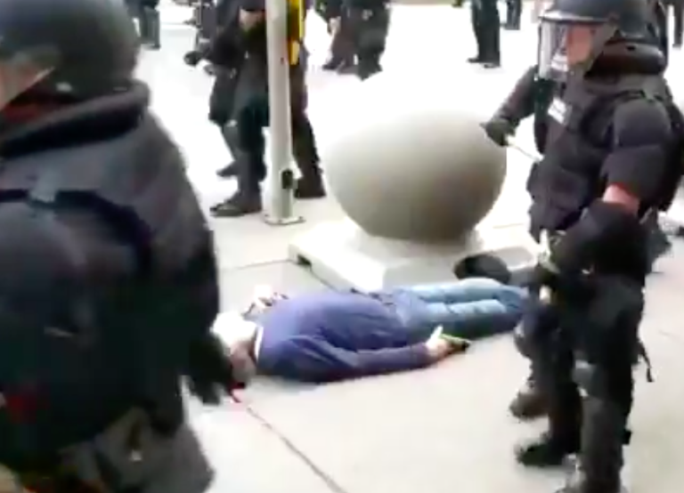 Indignación por video que captó a policías empujando a un adulto mayor: Quedó sangrando y en estado grave