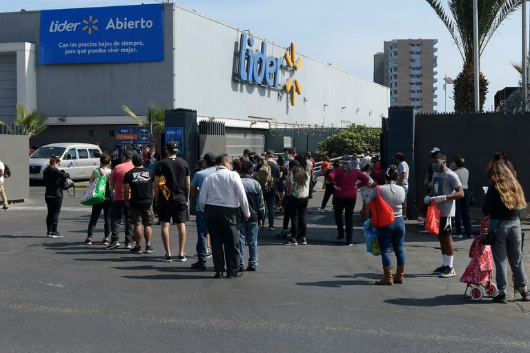 Walmart acorta horario de atención de sus 34 supermercados en la Región Metropolitana