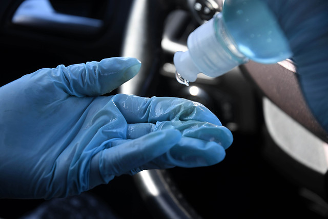 Su flama sería imperceptible: Llaman a extremar cuidado de niñas y niños por lo inflamable del alcohol gel