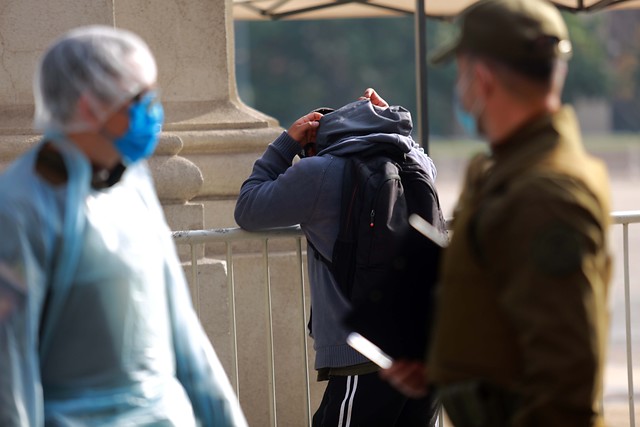 Tenía COVID-19, lo echaron de su casa, no lo aceptaron en una residencia sanitaria y llegó a La Moneda para pedir ayuda