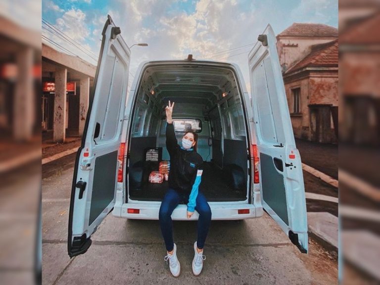 Kel Calderón entrega 100 cajas de alimentos en Conchalí y Peñalolén con su iniciativa 