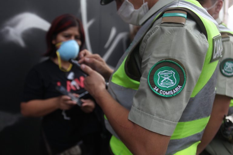 Carabineros retuvo a mujer con COVID-19 que aparecía en base de datos: Alega que recibió el alta y había vuelto al trabajo