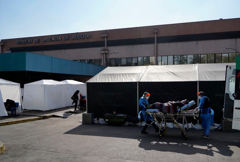 Denuncian colapso en Hospital San José: Pacientes estarían siendo atendidos en carpas en el patio