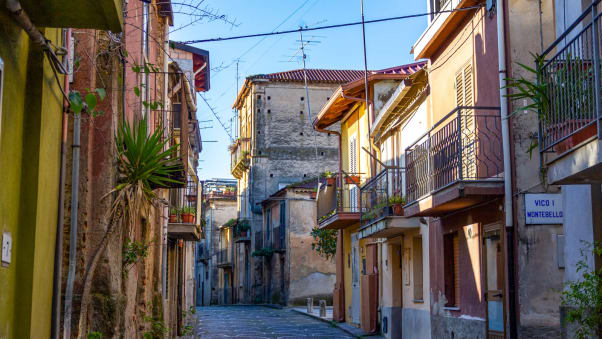 Se declara “libre de COVID-19”: Histórica ciudad italiana ofrece casas abandonadas a un dólar