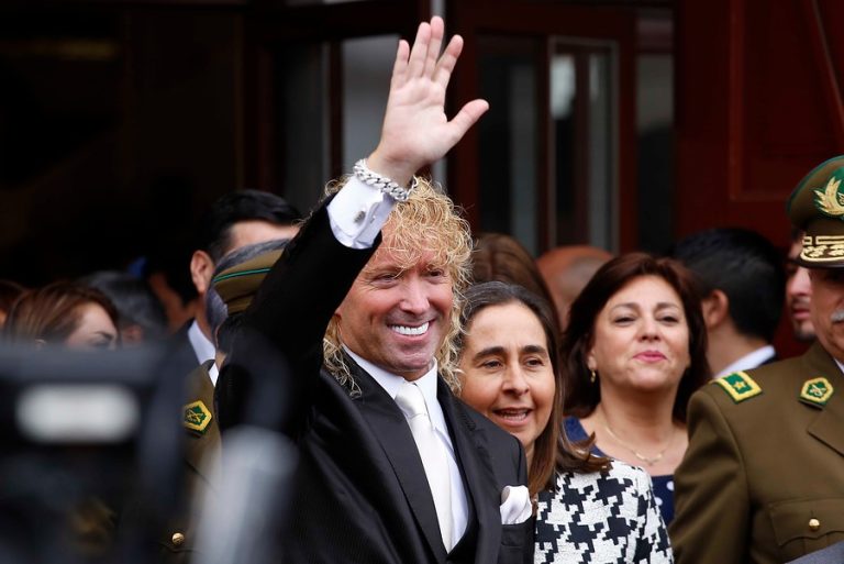 Leonardo Farkas donó 300 cajas de alimentos para garzones de Caldera afectados por la pandemia