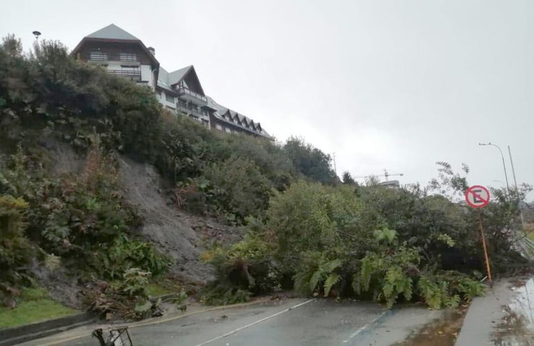 Ráfagas de vientos, cortes de luz y deslizamientos de tierra: Sistema frontal azota el sur de Chile