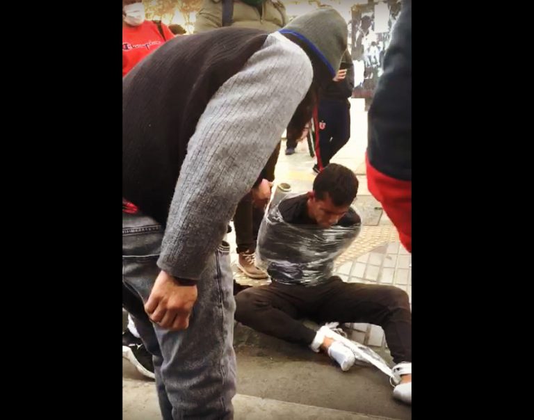 Vecinos organizados con Sosafe detuvieron a asaltante venezolano y lo envolvieron en papel alusa